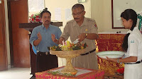 Potong tumpeng didampingi Sekretaris Komite Sekolah