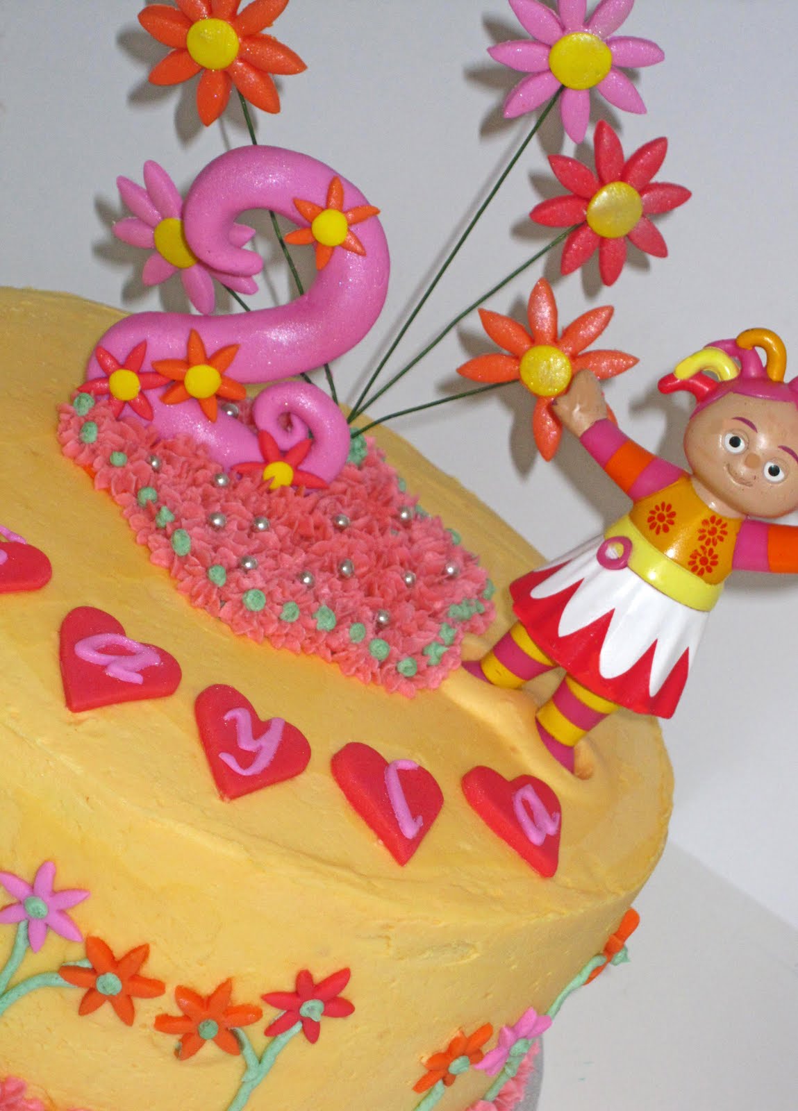 CRAVINGS cakes cupcakes and cookies: Upsy Daisy Cake