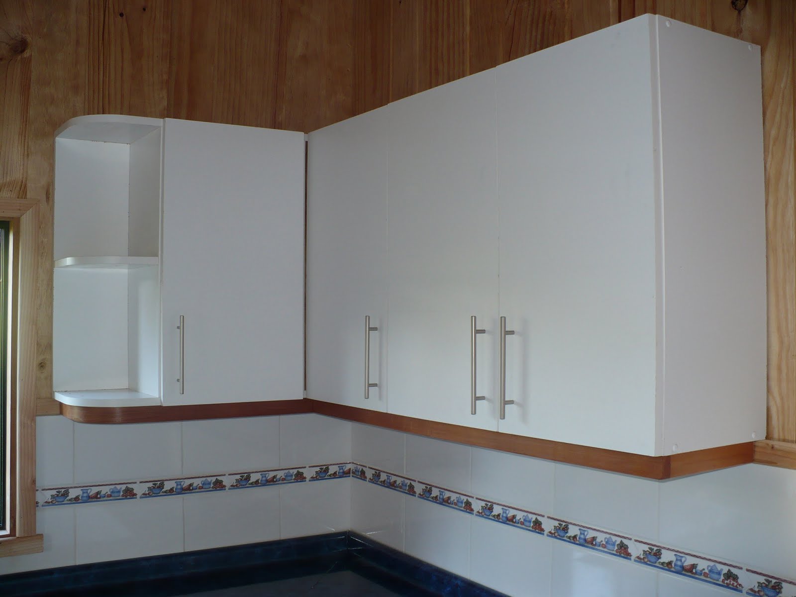 Mueble de cocina hecho en melamina blanca de 500 ciclos, su cubierta Mueble de cocina hecho en melamina blanca de 500 ciclos, su cubierta