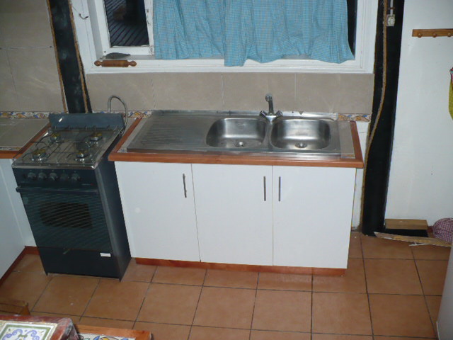 Mueble de cocina base en melanina blanca, su estructura interna hecha Mueble de cocina base en melanina blanca, su estructura interna hecha