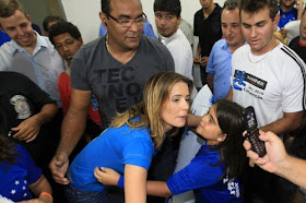 Na torcida por Roger, Deborah Secco acompanha a goleada do Cruzeiro