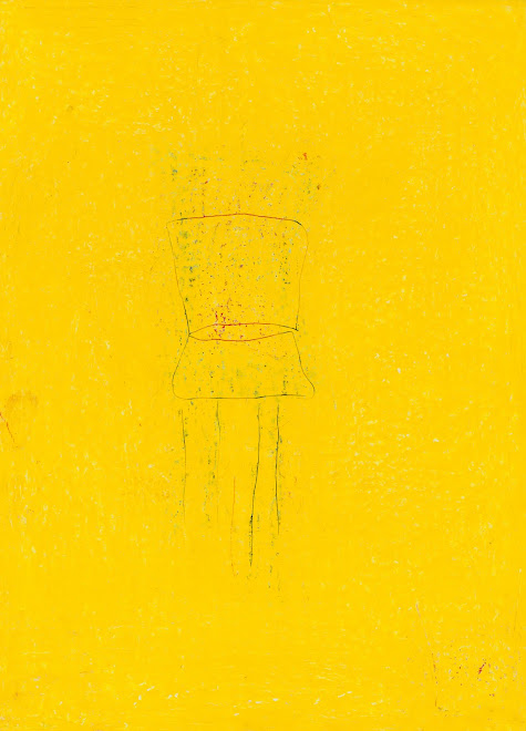 Chaise sur fond jaune