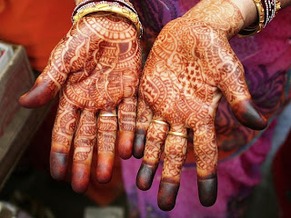 Awesome Photography Capture of the Henna hands of a Woman in Jaipur