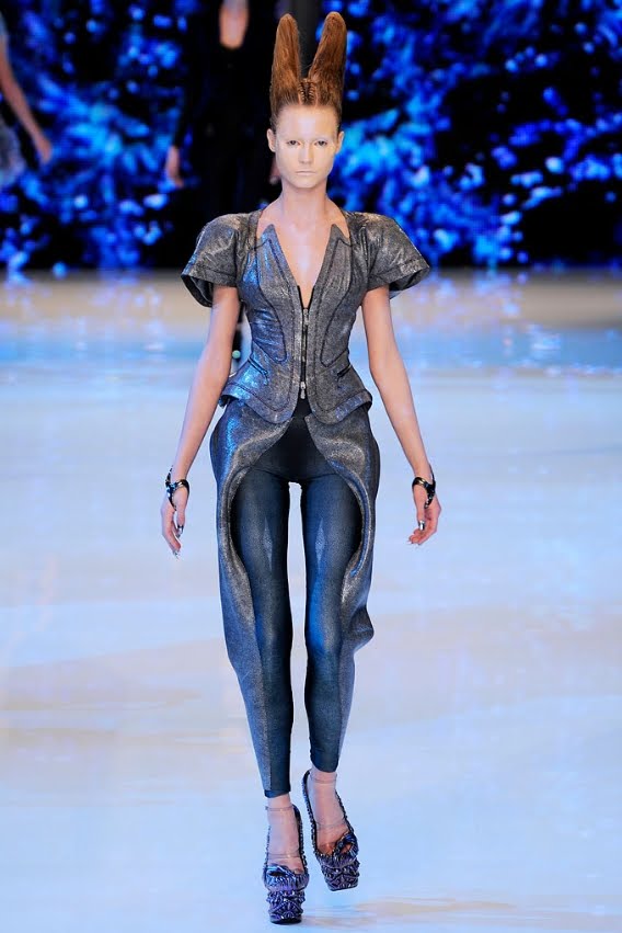 [Alexander+McQueen+Spring_Summer+2010+Womens+13.jpg]