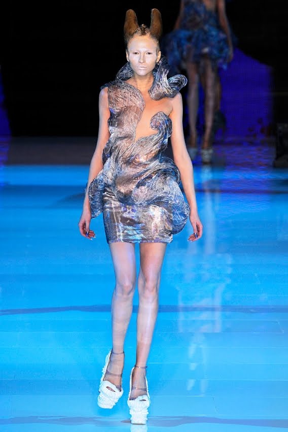 [Alexander+McQueen+Spring_Summer+2010+Womens+20.jpg]
