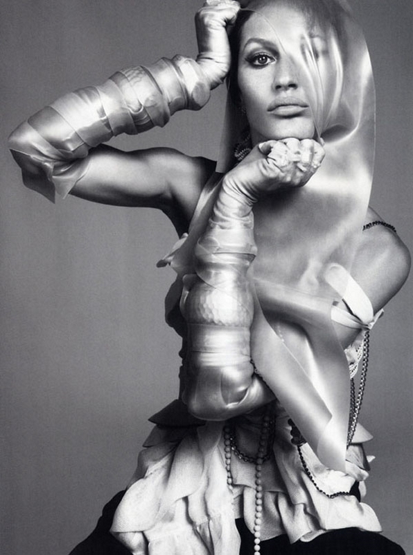 VOGUE Italia December 2010 - Gisele Bundchen by Steven Meisel VOGUE Italia December 2010 - Gisele Bundchen by Steven Meisel