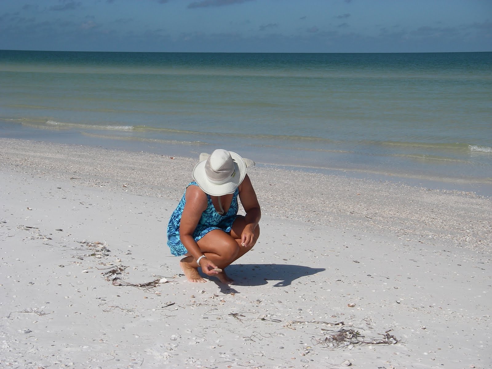 [shannon+on+beach.JPG]