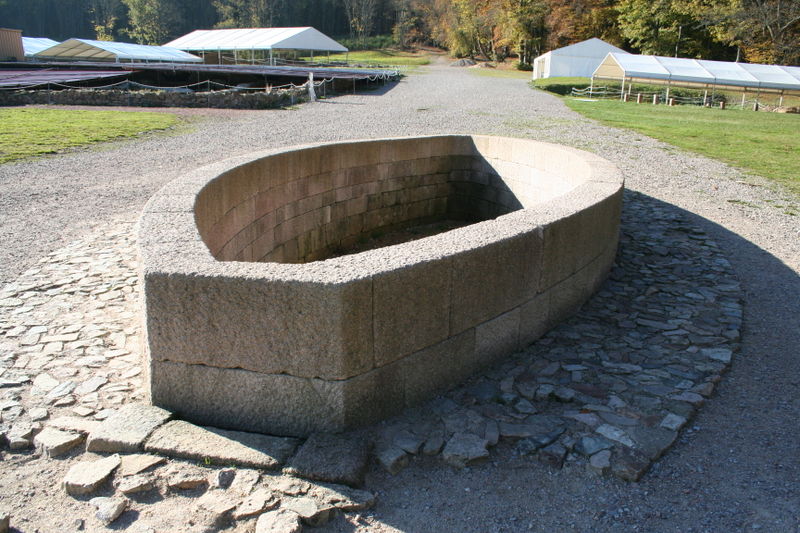 [Fontaine+monumentale+Bibracte.jpg]