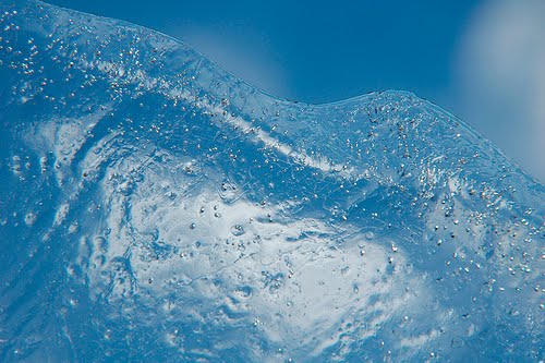 Manusia Es, Terjemahan Ucu Agustin