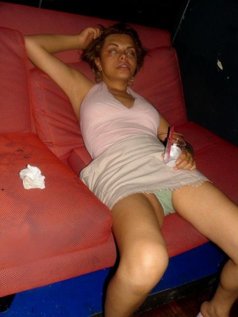 Cewek Mendem Botol