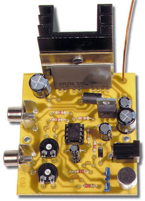 Photo d’un des prototypes de la version amplifié de l’émetteur de TV. L’amplificateur linéaire en classe A débite environ 20 mW sur l’antenne, ce qui permet d’obtenir une portée de quelques centaines de mètres
