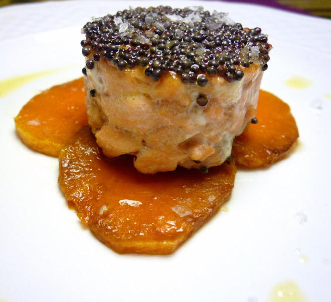 HAMBURGER DI SALMONE SELVAGGIO E SEMI DI SENAPE SU ZUCCA MARINATA ALLA MENTA