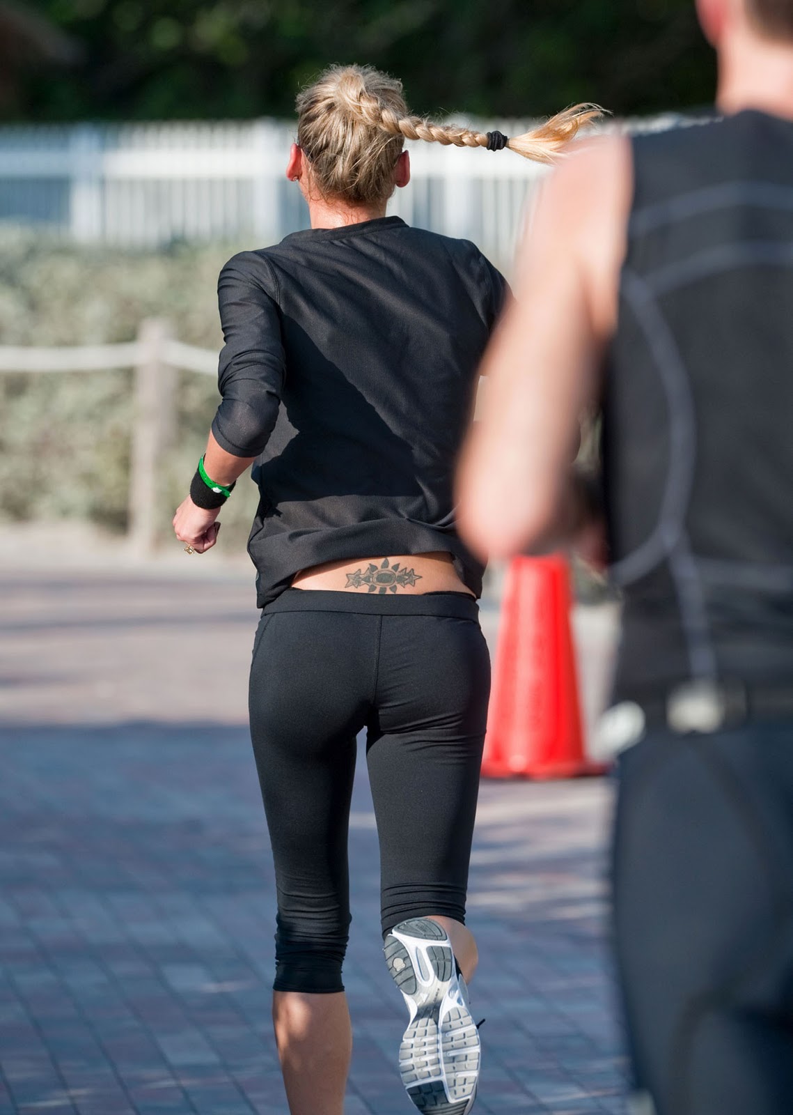 http://4.bp.blogspot.com/_oUmYvEuN0o4/TKJ0KahrLTI/AAAAAAAAAJI/wPgmJPZHaAo/s1600/a_kournikova_running_big.jpg