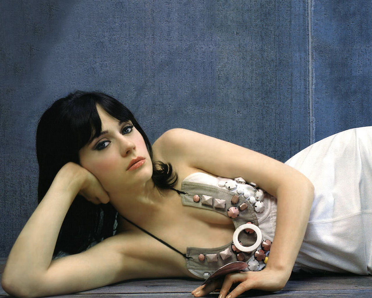 http://4.bp.blogspot.com/_oVSvCt26W9I/TQR_8Al0k3I/AAAAAAAAAD0/Yzk8WEx2gSw/s1600/Zooey3.jpg