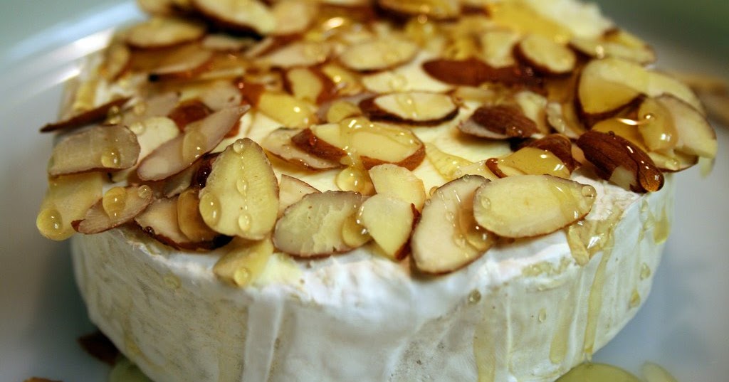 Na Cozinha da Tati Queijo Brie com Mel e Amêndoas