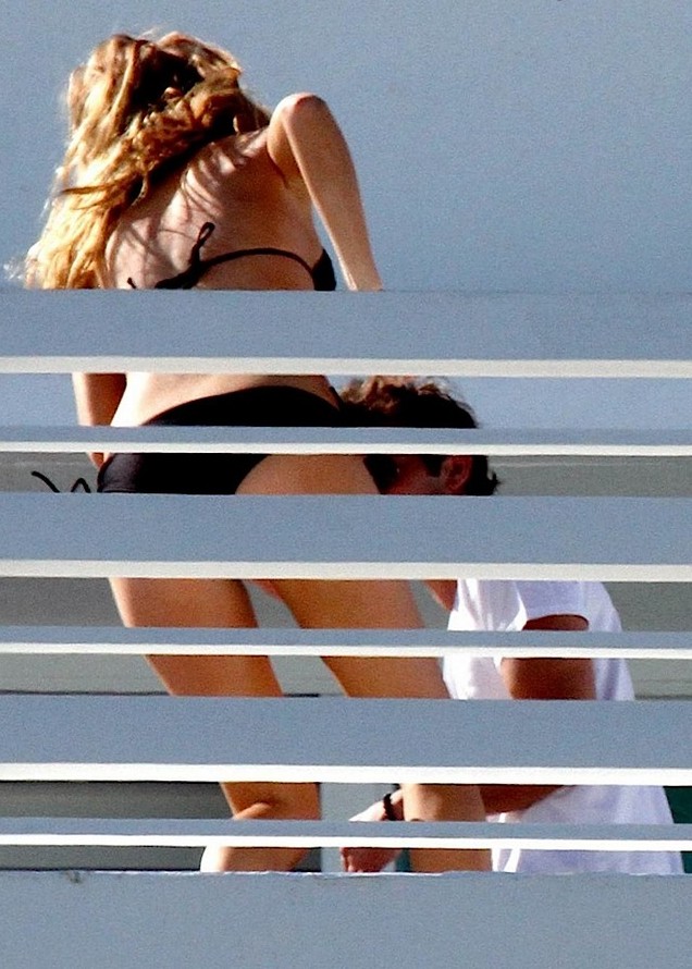 [Blake+Lively+Bikini+Pictures+on+Hotel+Balcony+In+Miami+www.GutterUncensoredPlus.com+14.jpg]