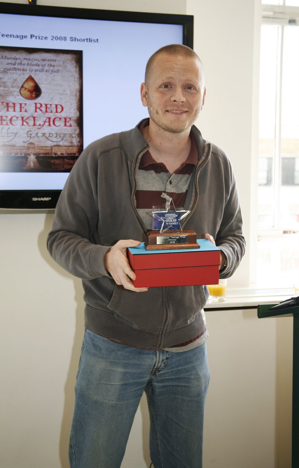 [Patrick+Ness+-+Booktrust_TeenagePrize08_128]