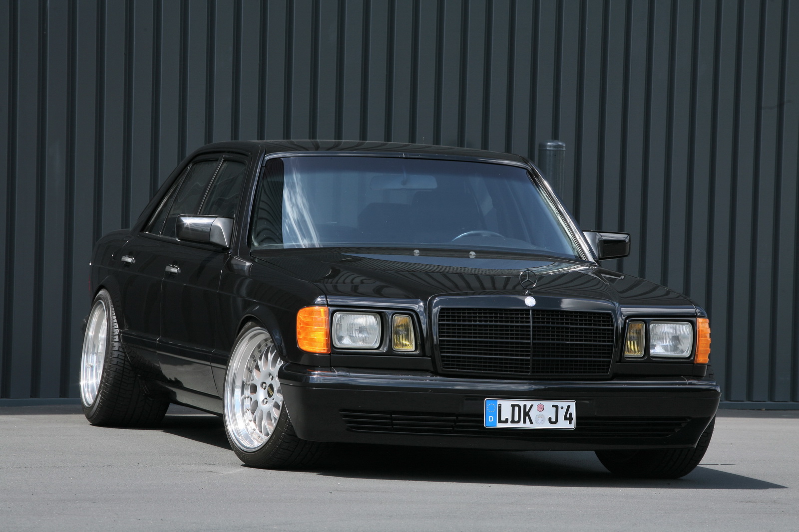 [Immagine: Mercedes-W126-2.JPG]