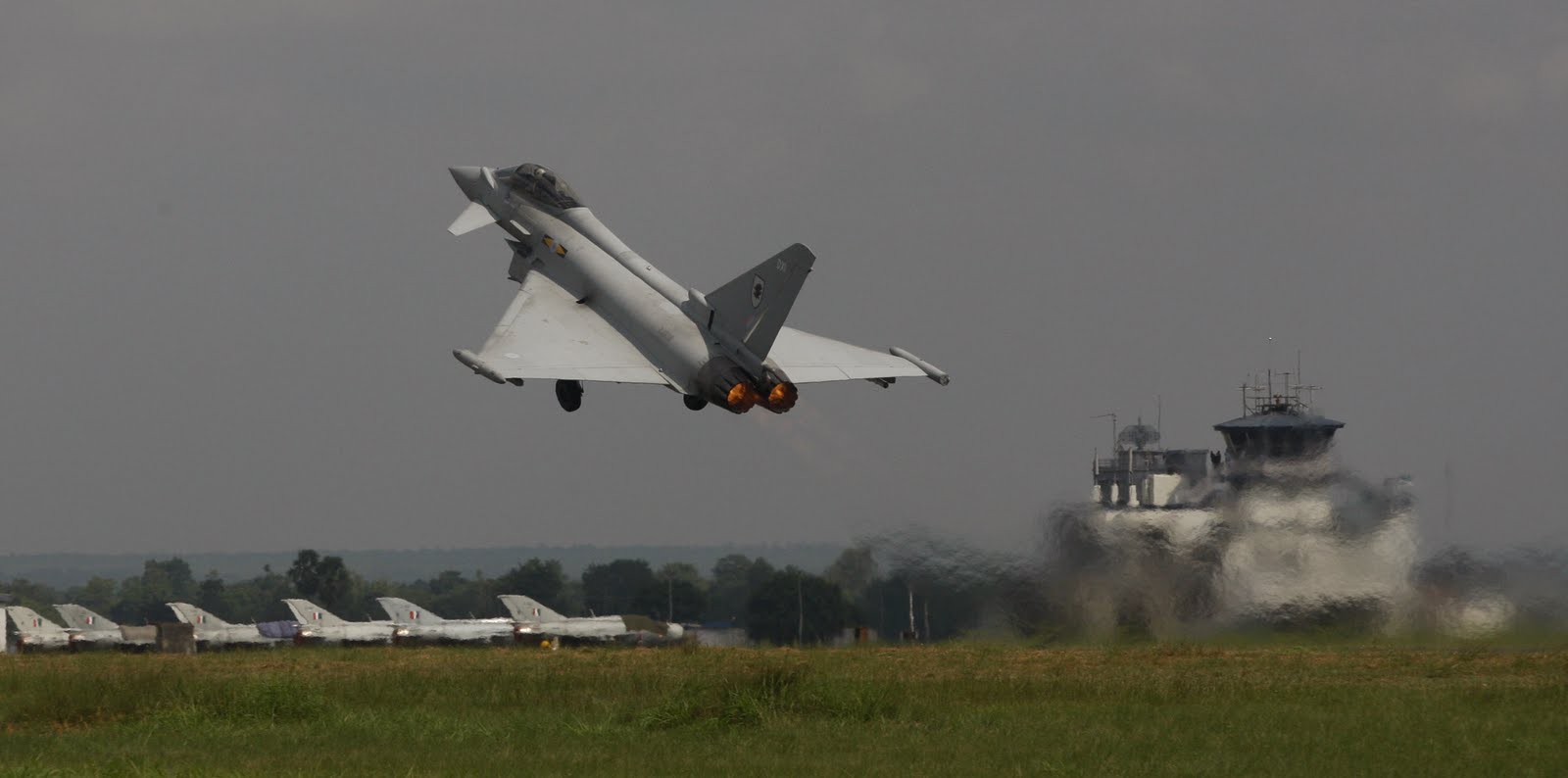 Eurofighter+lifting+off+from+Kalikunda+IAF+base+for+a+mission+during+Ex+Indhranush+on+20+Oct+2010-725652.jpg