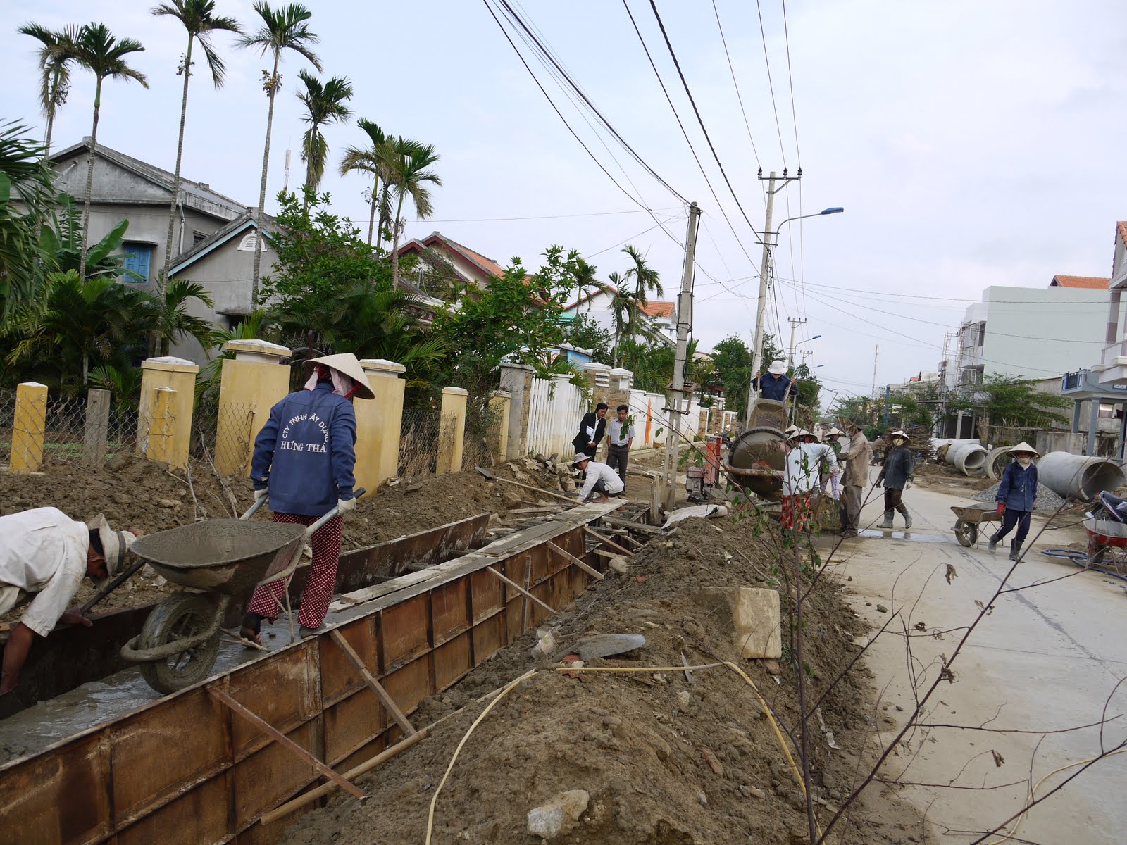 [Hoi+An+16+road+crew.JPG]