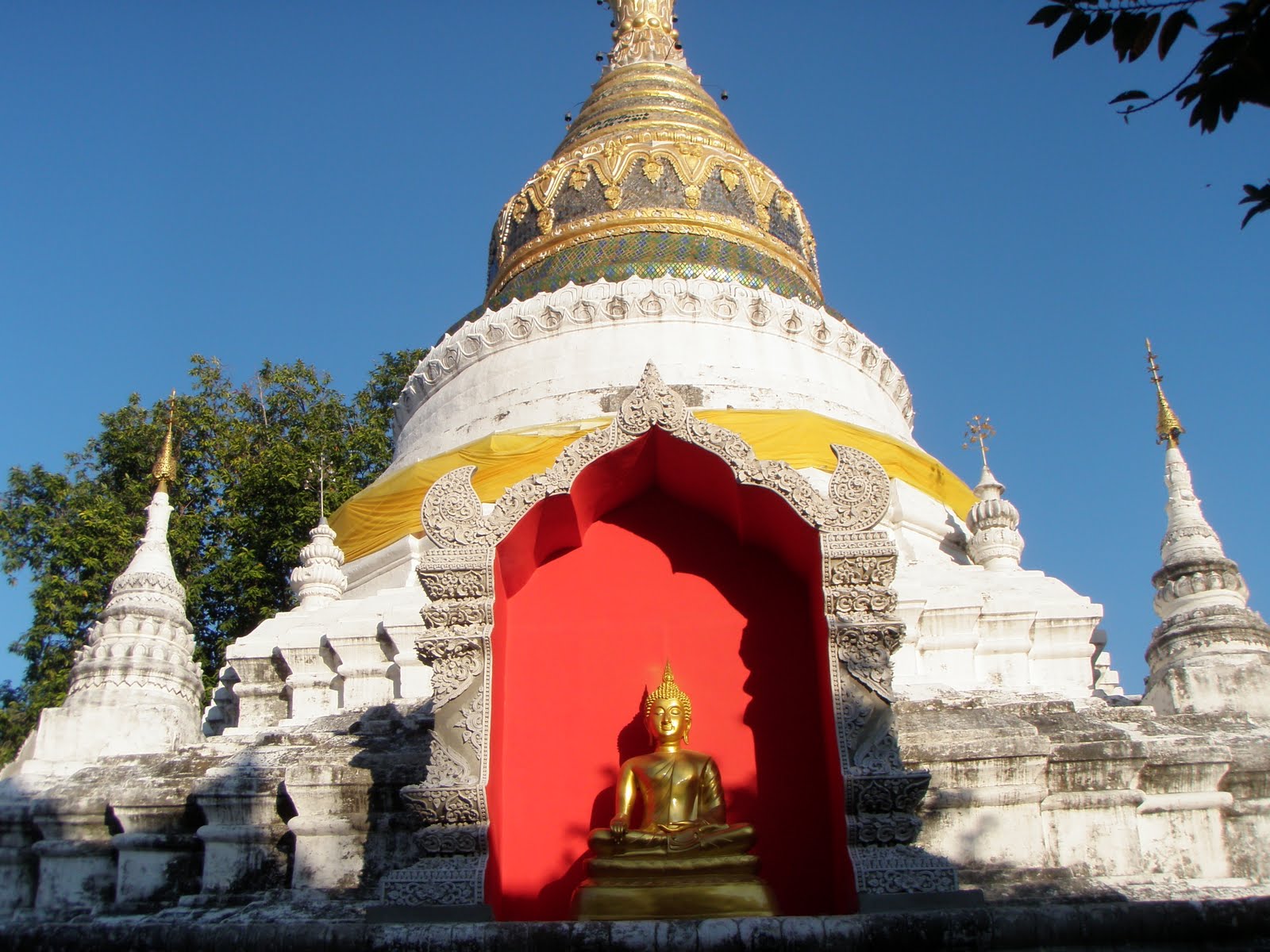 [CM+buddha+in+stupa.JPG]