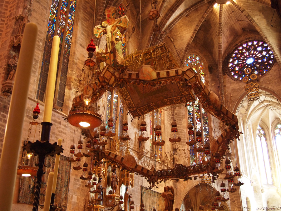 [Catedral de Palma - Baldaquino Gaudí.jpg]