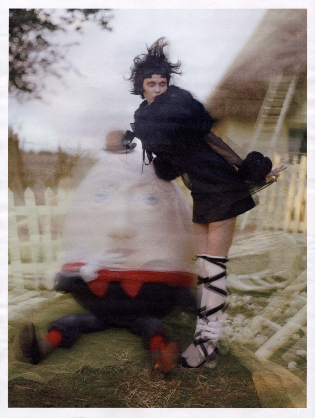 http://4.bp.blogspot.com/_ogSQjynqHEE/TJJxo7eYh0I/AAAAAAAAEME/LPoudtoYpxg/s1600/Karlie4a.W.October2010.jpg