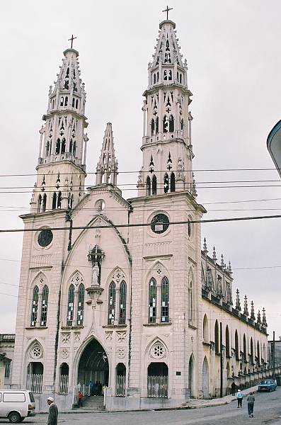 Iglesia Los pasionistas de La Víbora inspirada en La Catedral de Burgos.