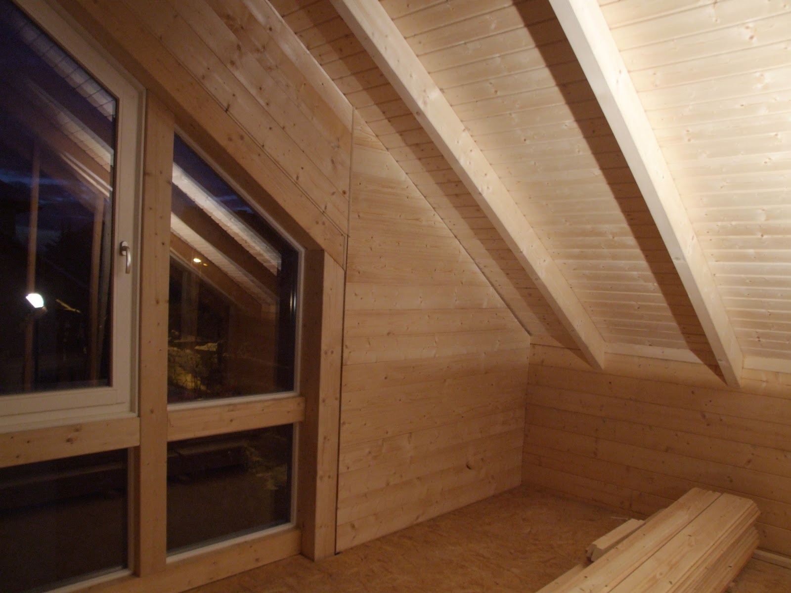Maison en bois leonwood: le pignon de la chambre est presque fini