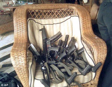 [081203-hk-paki.jpg]