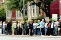 [090705-queue.jpg]
