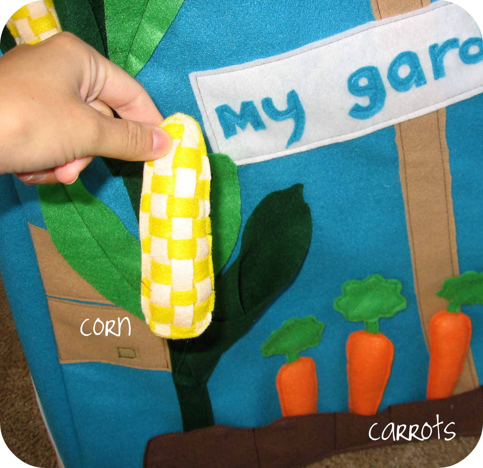 [felt+playhouse+corn+and+carrots.jpg]