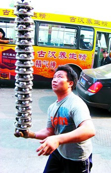 Liu Zhi He holding 80 iron balls