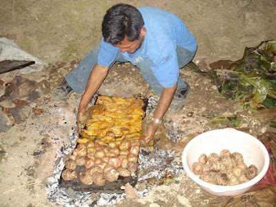 Padre de Remedios cocinando un asado al hoyo Asado al hoyo en cuajata