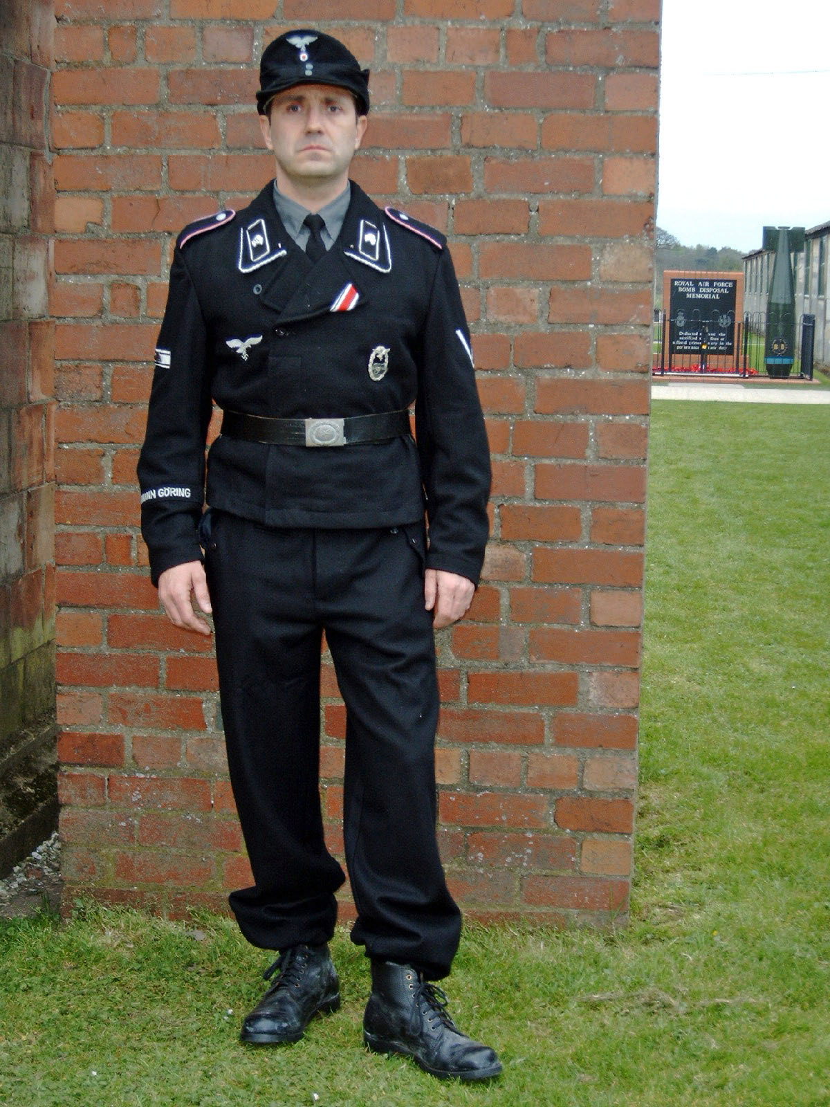 [hermann+goring+panzer+division+black+uniform.jpg]
