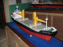Miniatur kapal barang (Cargo)