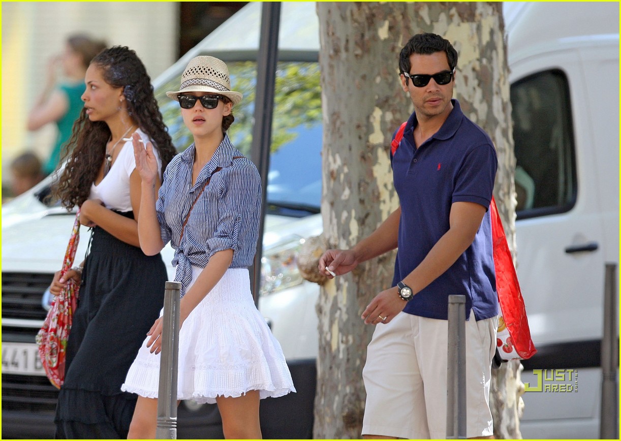 http://4.bp.blogspot.com/_p3oEk8kIki4/TFKB3u1dHeI/AAAAAAAABmc/oDW5ExZCE2k/s1600/jessica-alba-cash-warren-vacation-aix-en-provence-15.jpg