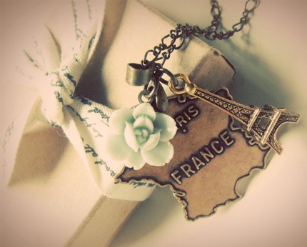 [paris+necklace.jpg]