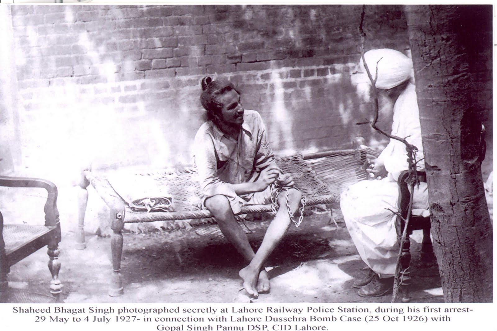 http://4.bp.blogspot.com/_pCG_c3Rq788/TDyH9cZYcRI/AAAAAAAAILI/aKlBkIKAM2Y/s1600/Shaheed%20Bhagat%20Singh%20photographed%20secretly%20at%20Lahore%20Railway%20Police%20Station,%20during%20his%20first%20arrest%2029%20May%20to%204%20July%201927%20-%20in%20connection%20with%20Lahore%20Dussehra%20Bomb%20Case%20(25%20Oct%201926)%20with%20Gopal%20Singh%20Pannu%20DSP,%20CID%20Lahore..jpg