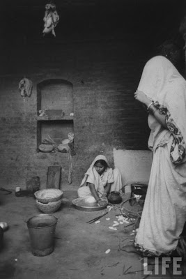 Women+in+India+faming+village+of+Gaonkhera+-+1962