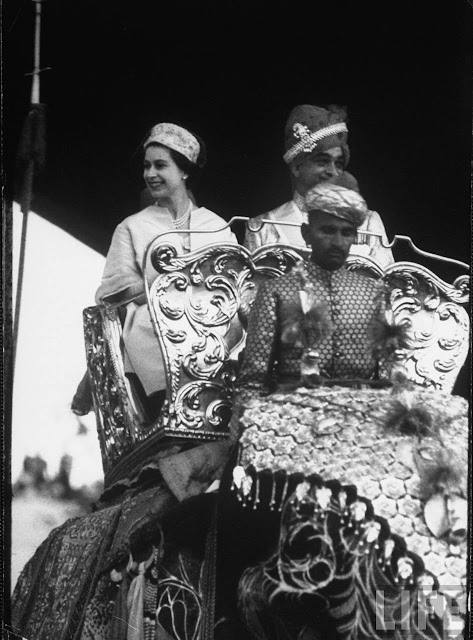 Queen+Elizabeth+II+riding+on+elephant%252C+sitting+beside+maharaja+in+howdah%252C+during+state+visit+-+Jaipur+India+1961