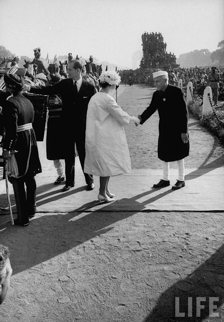 Jawaharlal+Nehru+greeting+Queen+Elizabeth+II+and+Prince+Philip+during+their+visti+to+India+1961