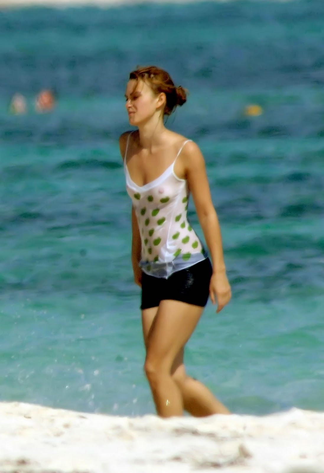 http://4.bp.blogspot.com/_pGTlBw_z2AM/TJ04XNQ0hMI/AAAAAAAAAVQ/wGrcmQL0fbU/s1600/keira-knightley-beach-13+seethrough.jpg