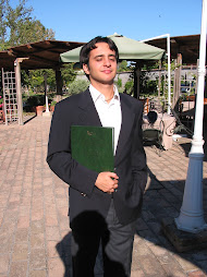 Dottore in posa con la sua creazione verdastra