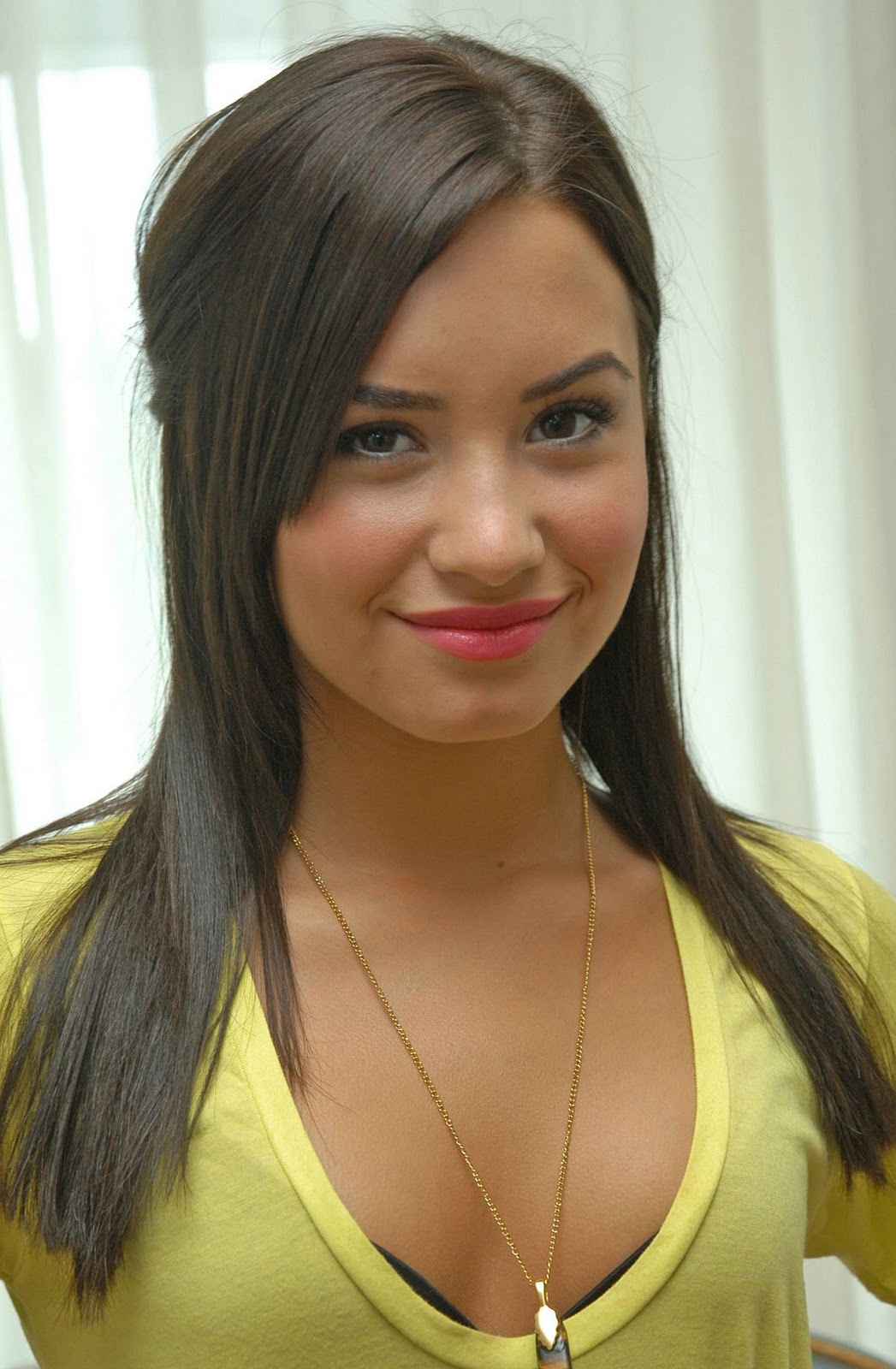http://4.bp.blogspot.com/_pJWwQBnXMVU/TU5ZJP-1W5I/AAAAAAAAAIY/e8h1j_nb3ew/s1600/demi-lovato-441853l.jpg