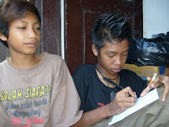 2 orang pemgamen