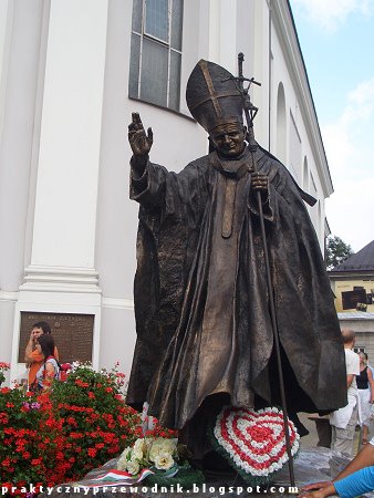 Wadowice posąg Jana Pawła II przed bazyliką 