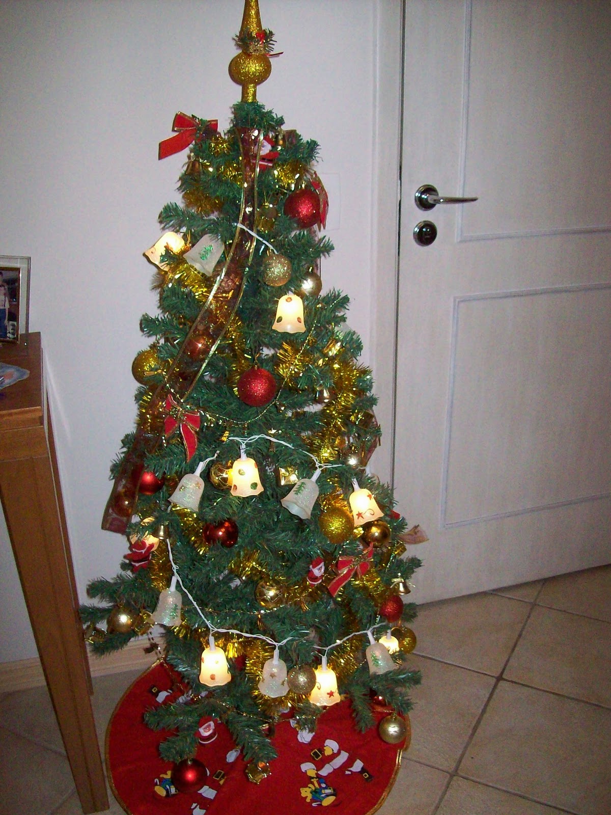 decoracao arvore de natal vermelho e dourado:em vermelho e dourado e a iluminação foi feita com luzes de sinos decoracao arvore de natal vermelho e dourado:em vermelho e dourado e a iluminação foi feita com luzes de sinos