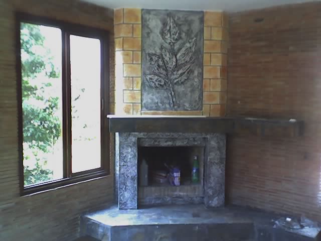 chimenea con hojas en alto relieve e imitacion ladrillo