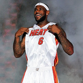 Lebron James con su nueva camiseta de los Heat